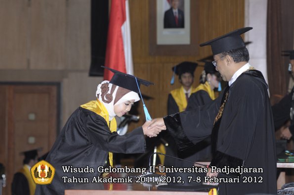 wisuda-fakultas-ilmu-budaya-oleh-rektor-028-copy