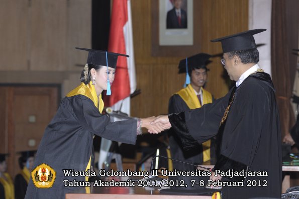 wisuda-fakultas-ilmu-budaya-oleh-rektor-029-copy