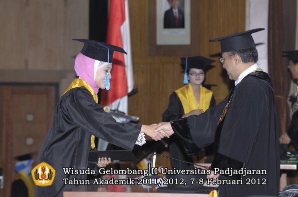 wisuda-fakultas-ilmu-budaya-oleh-rektor-031-copy