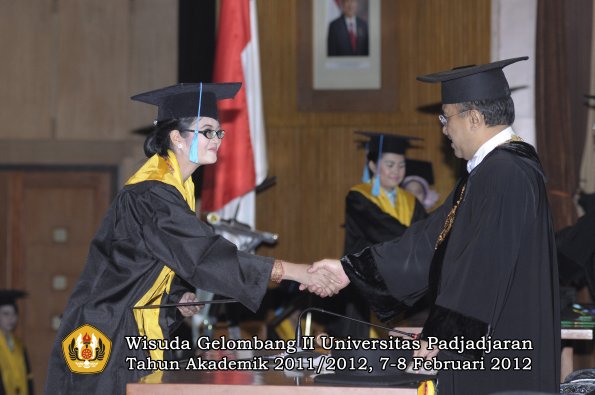 wisuda-fakultas-ilmu-budaya-oleh-rektor-032-copy