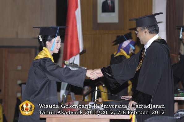 wisuda-fakultas-ilmu-budaya-oleh-rektor-034-copy