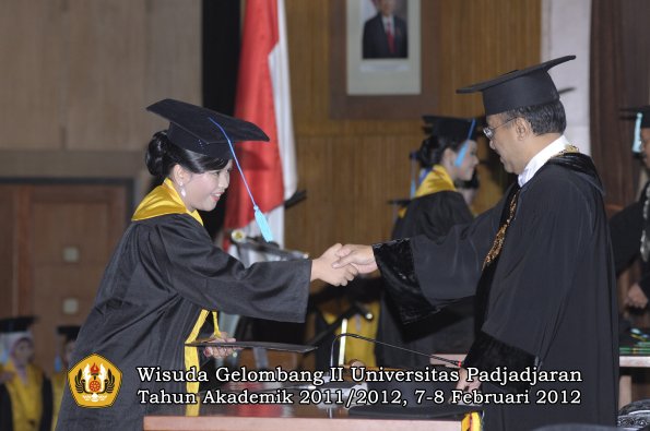 wisuda-fakultas-ilmu-budaya-oleh-rektor-038-copy