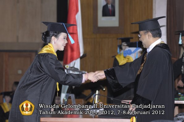 wisuda-fakultas-ilmu-budaya-oleh-rektor-039-copy