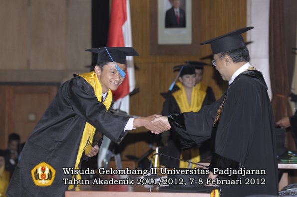 wisuda-fakultas-ilmu-budaya-oleh-rektor-053-copy