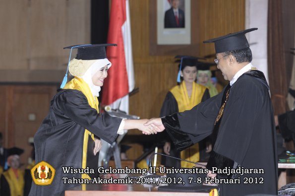 wisuda-fakultas-ilmu-budaya-oleh-rektor-063-copy