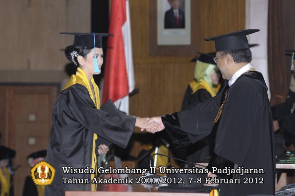 wisuda-fakultas-ilmu-budaya-oleh-rektor-064-copy