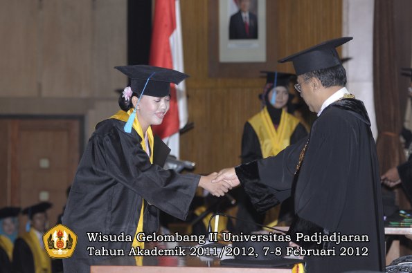 wisuda-fakultas-ilmu-budaya-oleh-rektor-070-copy