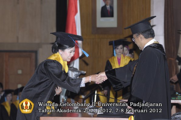 wisuda-fakultas-ilmu-budaya-oleh-rektor-073-copy