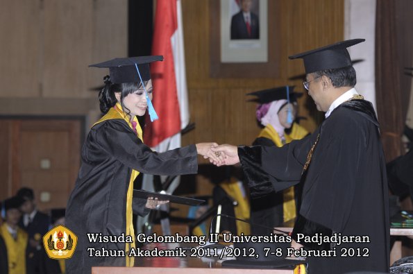 wisuda-fakultas-ilmu-budaya-oleh-rektor-074-copy