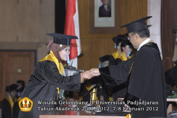 wisuda-fakultas-ilmu-budaya-oleh-rektor-076-copy