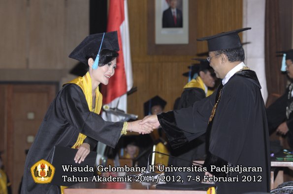 wisuda-fakultas-ilmu-budaya-oleh-rektor-078-copy