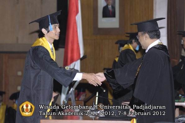 wisuda-fakultas-ilmu-budaya-oleh-rektor-084-copy