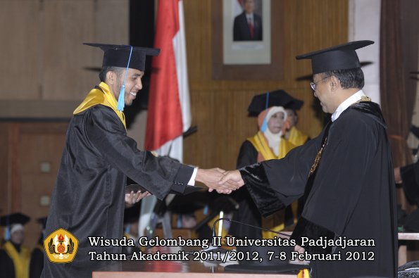 wisuda-fakultas-ilmu-budaya-oleh-rektor-094-copy