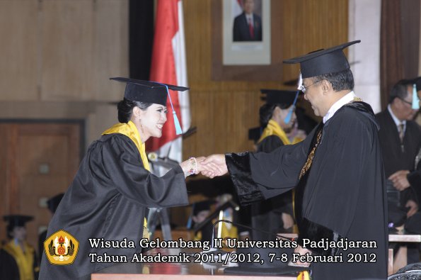 wisuda-fakultas-ilmu-budaya-oleh-rektor-097-copy