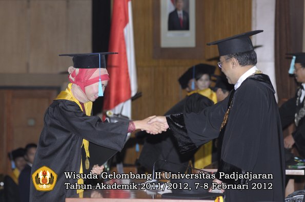 wisuda-fakultas-ilmu-budaya-oleh-rektor-128-copy