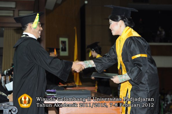 wisuda-fakultas-ikom-oleh-dekan-038-copy