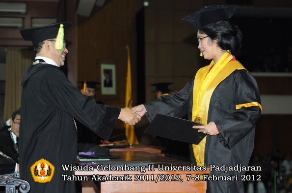 wisuda-fakultas-ikom-oleh-dekan-049-copy