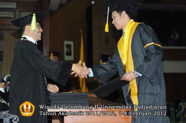 wisuda-fakultas-ikom-oleh-dekan-190-copy