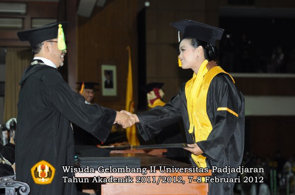 wisuda-fakultas-ikom-oleh-dekan-202-copy