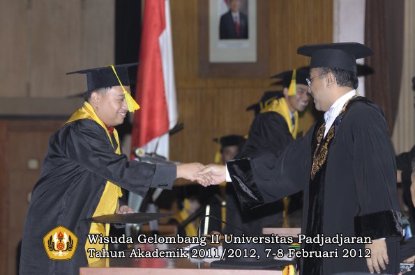 wisuda-fakultas-ikom-oleh-rektor-001-copy