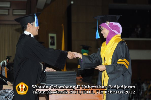 wisuda-fakultas-ilmu-keperawatan-oleh-dekan-006-copy