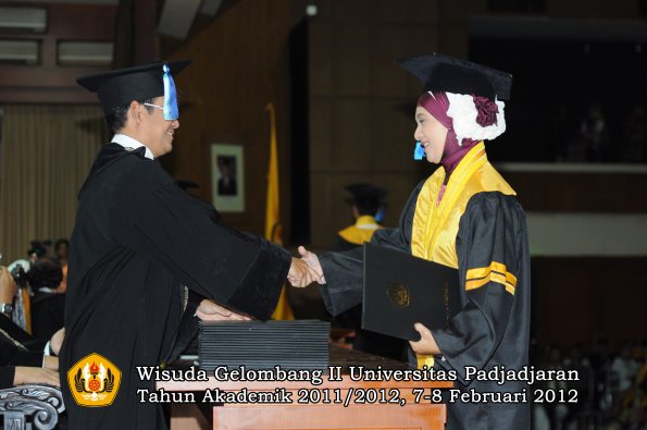 wisuda-fakultas-ilmu-keperawatan-oleh-dekan-014-copy