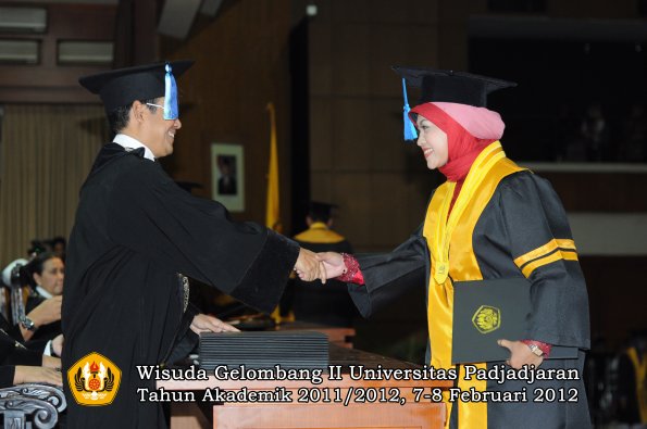 wisuda-fakultas-ilmu-keperawatan-oleh-dekan-021-copy