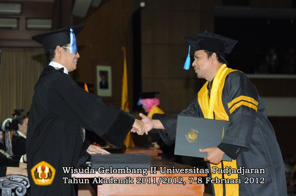 wisuda-fakultas-ilmu-keperawatan-oleh-dekan-024-copy