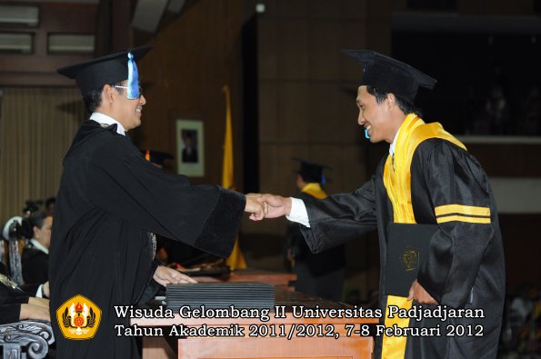 wisuda-fakultas-ilmu-keperawatan-oleh-dekan-025-copy