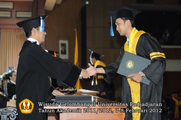 wisuda-fakultas-ilmu-keperawatan-oleh-dekan-026-copy