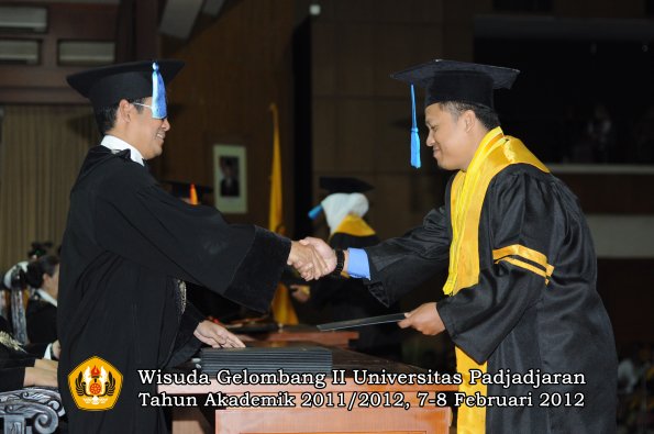 wisuda-fakultas-ilmu-keperawatan-oleh-dekan-028-copy