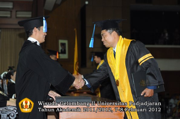 wisuda-fakultas-ilmu-keperawatan-oleh-dekan-030-copy