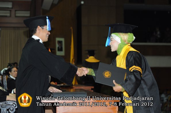 wisuda-fakultas-ilmu-keperawatan-oleh-dekan-031-copy