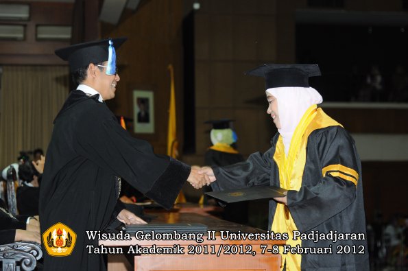 wisuda-fakultas-ilmu-keperawatan-oleh-dekan-034-copy