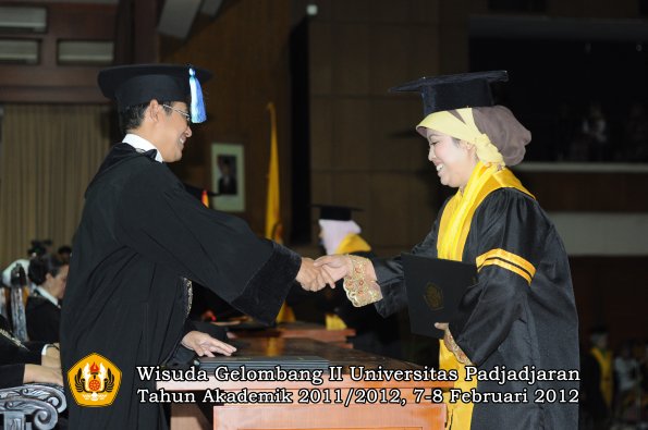 wisuda-fakultas-ilmu-keperawatan-oleh-dekan-035-copy