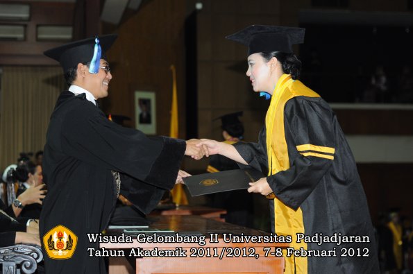 wisuda-fakultas-ilmu-keperawatan-oleh-dekan-039-copy