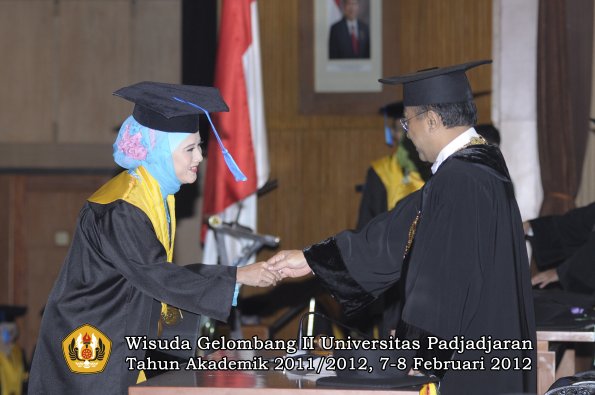 wisuda-fakultas-ilmu-keperawatan-oleh-rektor-064