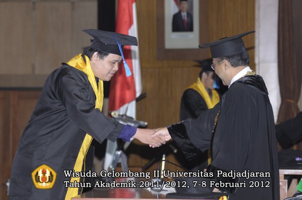 wisuda-fakultas-ilmu-keperawatan-oleh-rektor-113