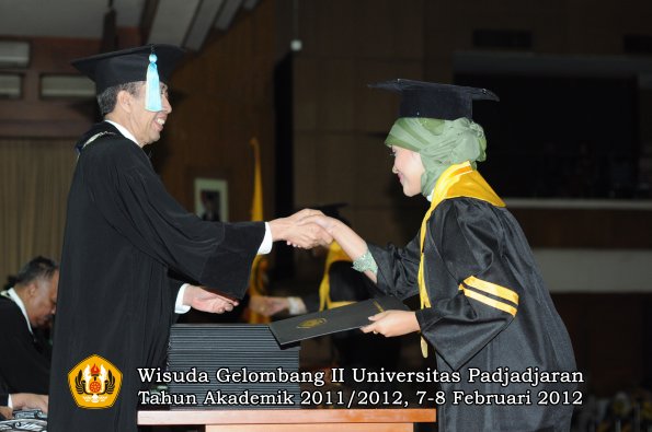 wisuda-fakultas-farmasi-oleh-dekan-002-copy