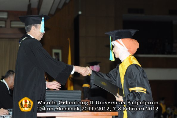 wisuda-fakultas-farmasi-oleh-dekan-005-copy