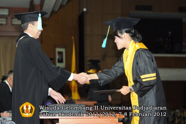 wisuda-fakultas-farmasi-oleh-dekan-030-copy