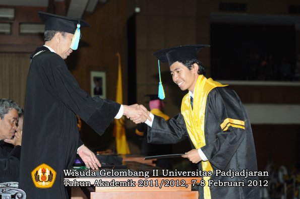 wisuda-fakultas-farmasi-oleh-dekan-040-copy