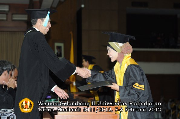 wisuda-fakultas-farmasi-oleh-dekan-042-copy