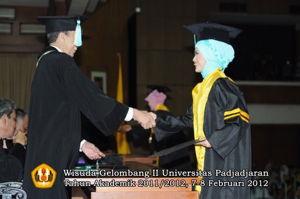 wisuda-fakultas-farmasi-oleh-dekan-045-copy