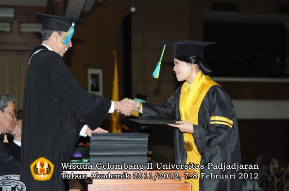 wisuda-fakultas-farmasi-oleh-dekan-046-copy