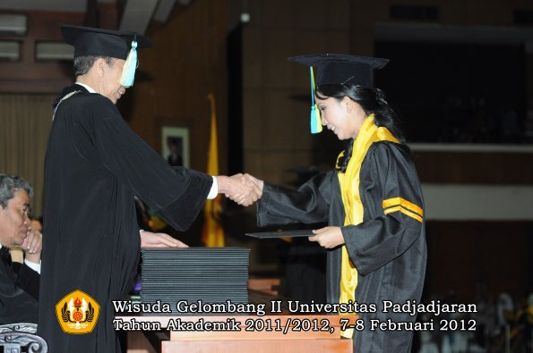 wisuda-fakultas-farmasi-oleh-dekan-047-copy