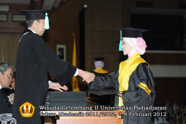 wisuda-fakultas-farmasi-oleh-dekan-056-copy