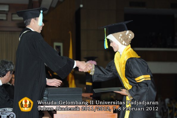 wisuda-fakultas-farmasi-oleh-dekan-057-copy