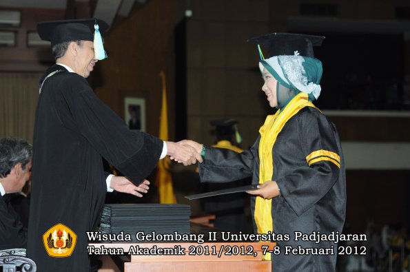 wisuda-fakultas-farmasi-oleh-dekan-059-copy