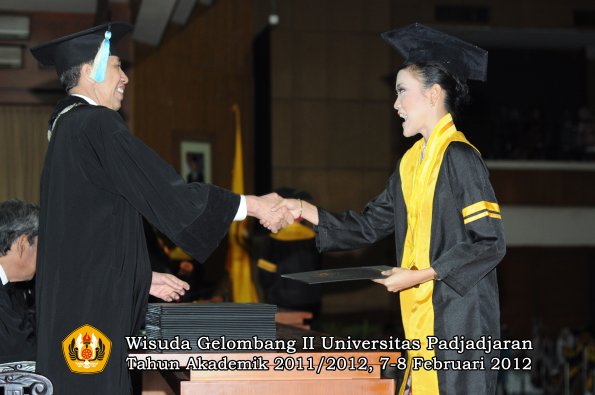 wisuda-fakultas-farmasi-oleh-dekan-063-copy